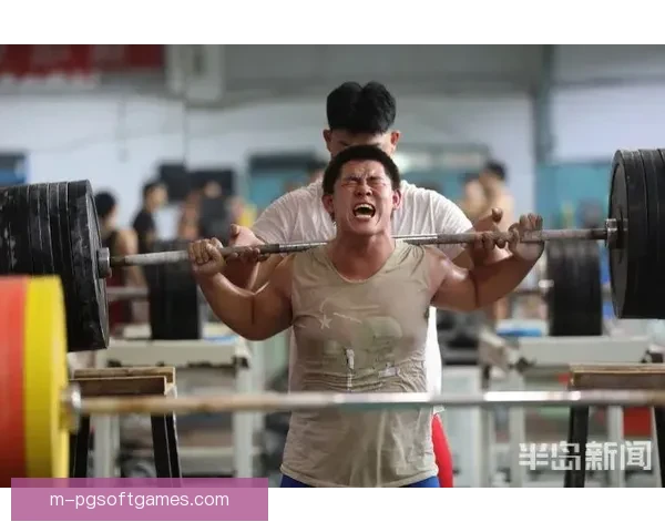 举重直播：挥汗如雨，斗志昂扬